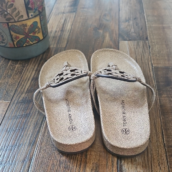 New Luxury Tory Burch Beige Pebbled Thong Sandals - Picture 4 of 11